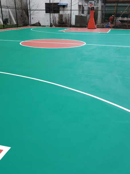 青秀 球场长期使用易出现地面开裂